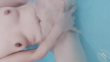 骚女儿变成骚妻洗澡堂发骚抠穴喷尿0