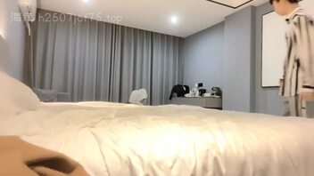 老妈不穿内裤勾引我，被我干到逼里没水后，再次把她内射了