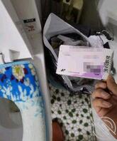 终于买到春药了,买了瓶水给妈妈下药了,下了药的老妈格外的骚,【原出售】1