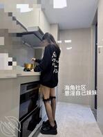 【原创视频】妹妹在厨房里和我爸打电话,趁机扯掉内裤按在餐桌上狂操不敢出声0