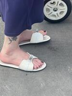 过马路偶遇美足少妇