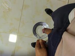 兄弟们我用妈妈水杯洗鸡巴，洗完鸡巴水妈妈喝了2