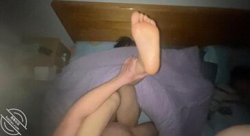 跟老婆做爱的时候顺便拍了两张1