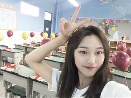 极品身材女老师洗澡