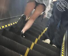 地铁抄底偷拍-吓得美女跑了-分享大赛0