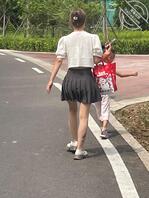 少妇的百褶裙，两腿间好像有点宽啊