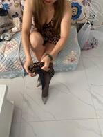 (原创)兄弟的老婆换上情趣内衣给我玩,能摸给舔就是不让操。2