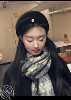 母狗闭上眼睛等你在她脸上打精2