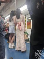 美女大学生酥胸半露，0