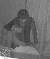 真实监控偷拍到丈母娘内内，好想舔1