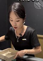 抄底极品黑裙柜姐1