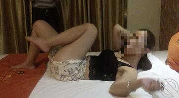 发现妈咪的瑜伽闺蜜也有极品骚逼的潜质，想想办法拿下调教1