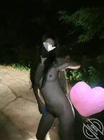 我们是一对情侣，女友是个反差婊，我们日常拍了一些照片视频，有同好的可以互2