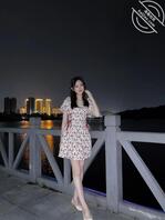 骚妻愿意露脸，多发给大家看，半夜出来风骚，穿裙子方便0
