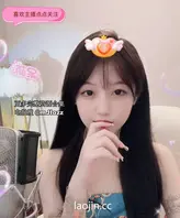 抖音300万粉丝网红【天降之雯】露点洗澡撒尿，嫩妹反差婊美女，清纯外表下一颗淫荡的心，展示挺翘小乳头，粉嫩骚逼，真是个小骚杯啊 2