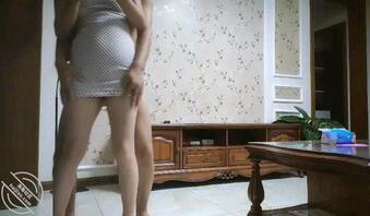 人妻偷情，嫂子背着老公跟小叔子站立69互舔，真是淫荡2