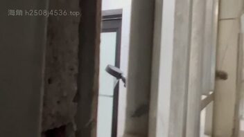 冒死偷拍女邻居洗澡，差点被抓到，太刺激了。