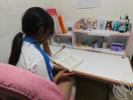 在书桌上操女儿0