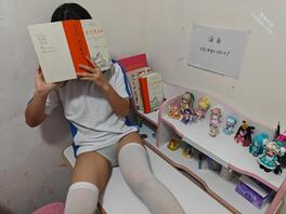 在书桌上操女儿1