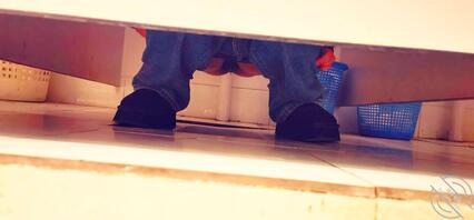 厕所偷拍 被抓了 好尴尬 幸亏跑的快
  像素怎么不行了呢2