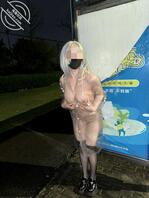 雨天穿着透明雨衣露出2