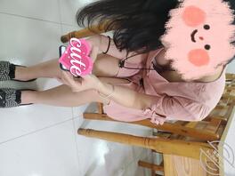 低头玩手机的学妹奶子走光浑然不知1