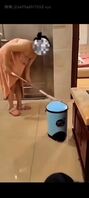熟女老妈在拖地强行拉过来做爱视频长达20分钟左右全程精品