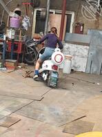 修车店老板娘看的硬邦邦。真实偷拍1