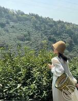 抄底周周的骚蕾丝内裤1