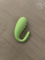 老妈出去玩了，在家无聊在老妈房间翻到新玩意1