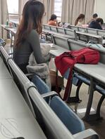 【偷拍】偷拍回归，教室里的眼镜丝袜长腿母狗，女大学生最骚了