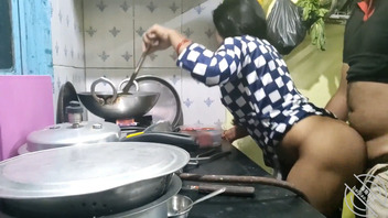 （67）金币福利贴，印度仔在厨房后入正在炒菜的老妈！0