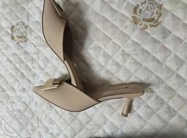 母亲田丽的高跟鞋