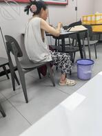 骚逼少妇早上出来吃早餐 穿的可真凉快1