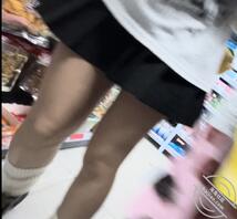 偷拍骚逼女狗女大短裙裙底