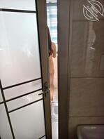 没忍住偷拍女儿洗澡，应该被女儿发现了。
