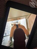 偷拍女大学生的腿照并合照1