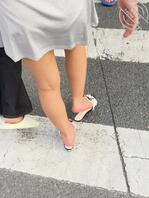 街拍尾随情侣，裸腿小高跟大长腿美女，又是羡慕别人男朋友的一天2