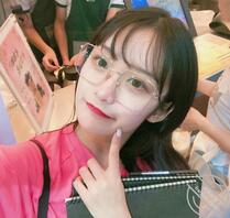 有没有人能羞辱下我亲妹妹，评价下她。真想把她出卖了。