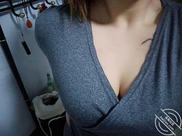 偷看嫂子洗澡,紧张刺激,射了还不停扣嫂子逼逼!水太多,拿纸垫着!塞嫂子逼0