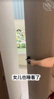 （原创）跟我儿子初中的班主任在她家偷情，当着她女儿的面内射了她1
