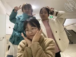 三个教师小母狗，你最想看谁被操的视频，想看怎么操她们，别说三个一起不现实1