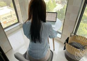 (原创)小姑当着我的面练起了瑜伽,忍不住就把她按着一顿操,直接无套内射。2