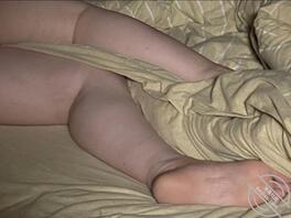 偷拍骚妈的大屁股，用骚妈的胸罩打飞机2