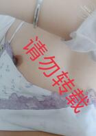 受不了妈妈丝袜淫脚，插入妈妈松松骚穴里。