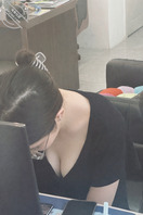 偷拍的公司同事，事业线太饱满了