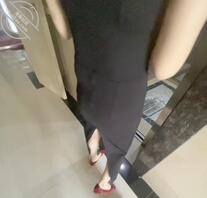 电梯尾随吊带裙少妇，忍不住想射她裙子上！2