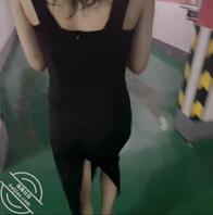 电梯尾随吊带裙少妇，忍不住想射她裙子上！