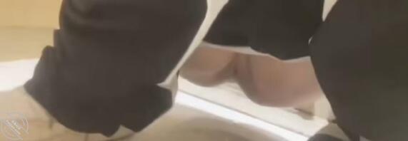 偷拍朋友尿尿漏出骚逼1