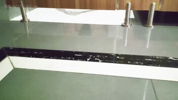 厕所偷拍女同事小莉姐女厕尿尿